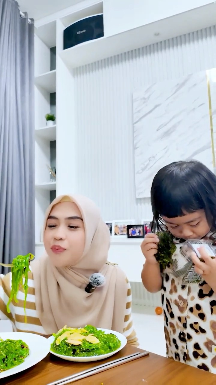 Moana mukbang rumput laut terbanyak !! #riaricis