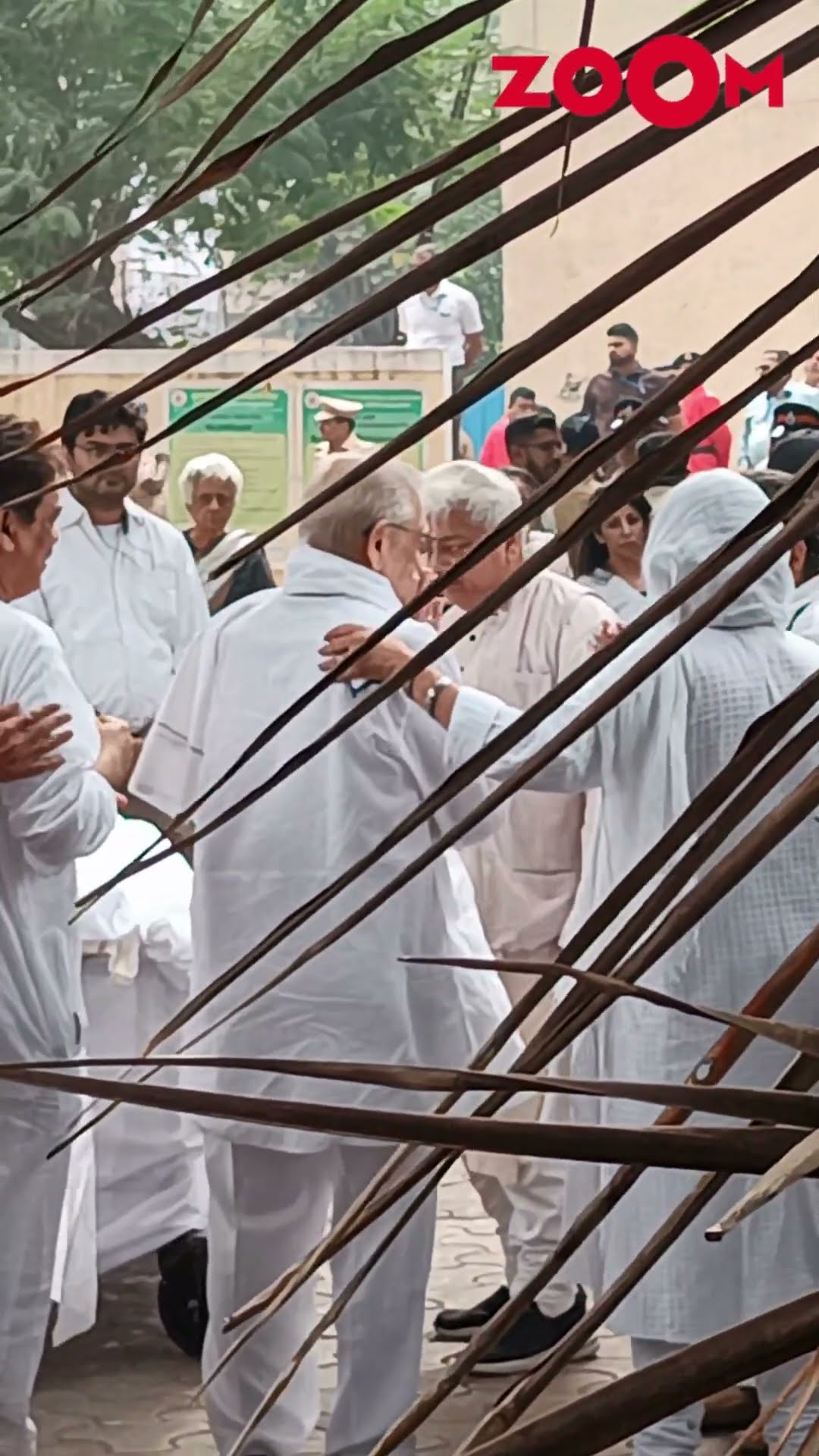 Gulzar ARRIVES at Shivaji Park to attend Shyam Benegal's FUNERAL #shyambenegal #shorts #gulzar