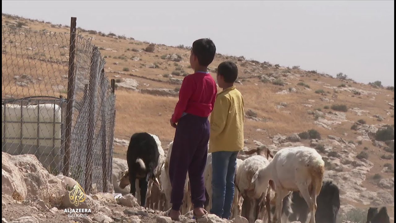 يقاتل الفلسطينيون من أجل التمسك بما تبقى لهم من أرض قليلة.