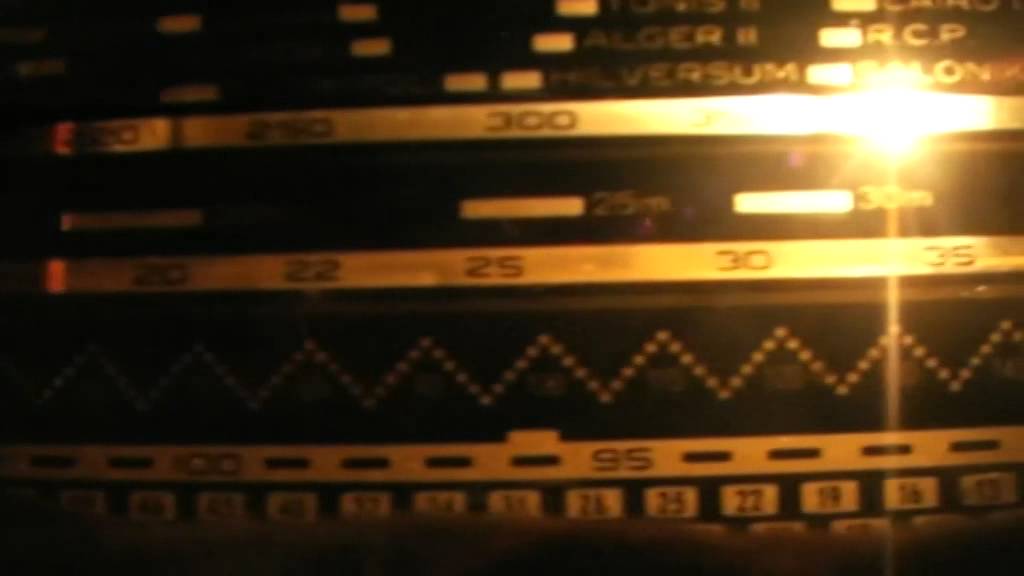 Scanning the shortwave with a philips tube radio - YouTube