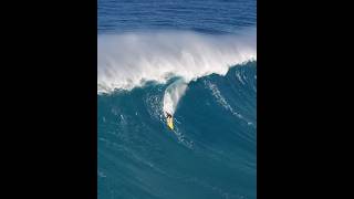 Albee Layer getting chased down by a Jaws behemoth during The Eddie Swell… ?? #dronevideo #surfvideo