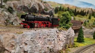 BR 41 DB de Minitrix con tender de fuel, remolcando tren de tolvas.