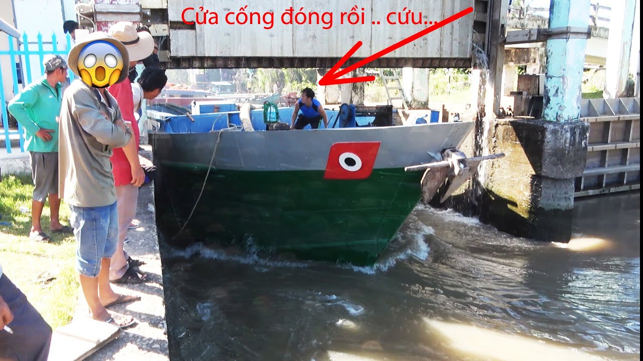 Cống rớt xuống mà chiếc sà lan cố đòi qua vì kẹt lại quá lâu/ghe lúa qua cống ở Sóc Trăng