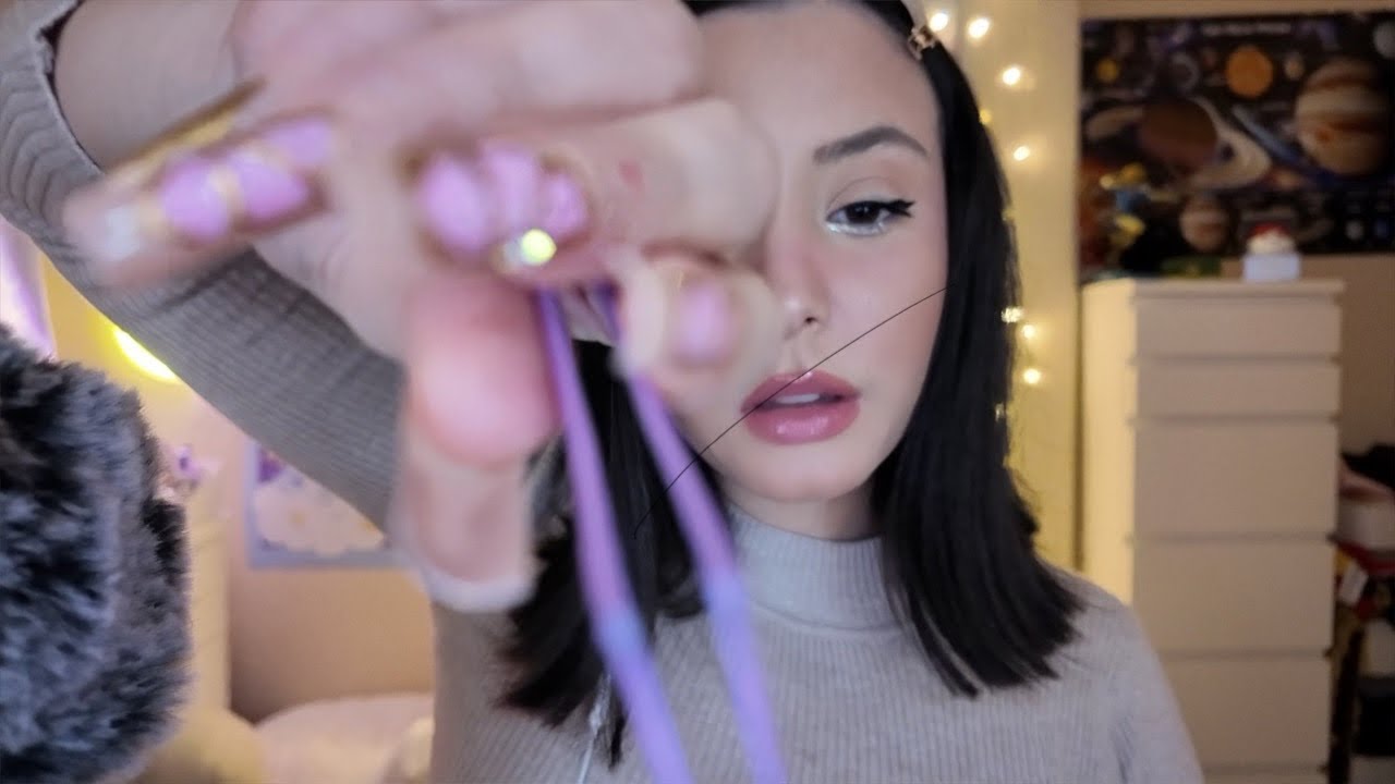 في شعره على وجهك و بحاول أشيلها 🧖🏻‍♀️اسمر