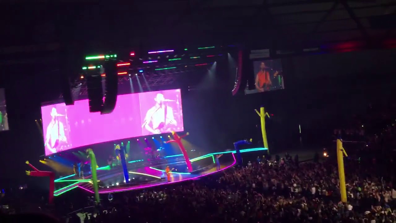 The Jonas Brothers singing Cake By The Ocean Live at The Dome