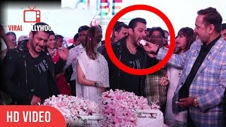 salman khan at mahesh manjrekar and medha manjrekar wedding anniversary cake cutting