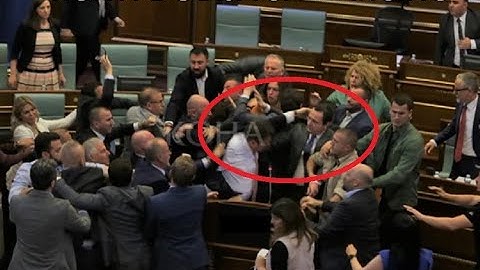 Kurtija nazivaju ološem u Skupštini lažne države Kosovo, polivaju i šamaraju! HD snimak