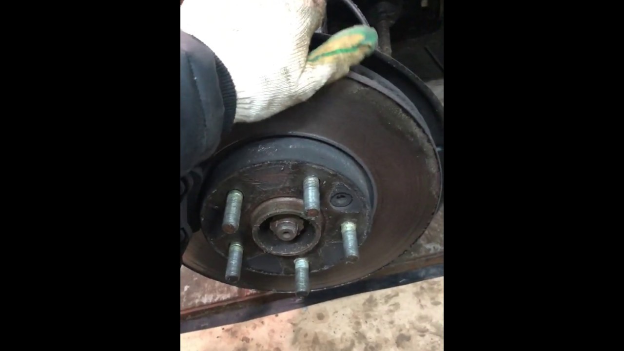 Люфт переднего ступичного подшипника на Volkswagen Touareg 2.5 TDI ...