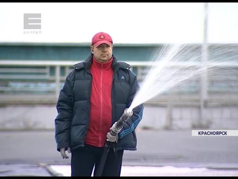 Машина заливает лед видео