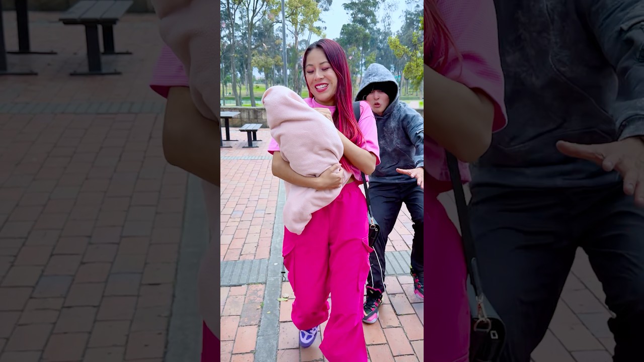 MAMÁ DEJA SOLO A BEBÉ 😰 