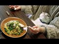 朝食を見守ってくれる愛猫【牡蠣のオイルパスタ】