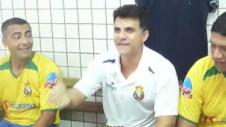 Ricardo Rocha faz Romário se contorcer de rir