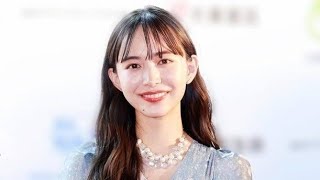 ＜井桁弘恵＞2冊目写真集の表紙公開　輝くような美肌や美文字を披露　水着で「少し大人になった姿」