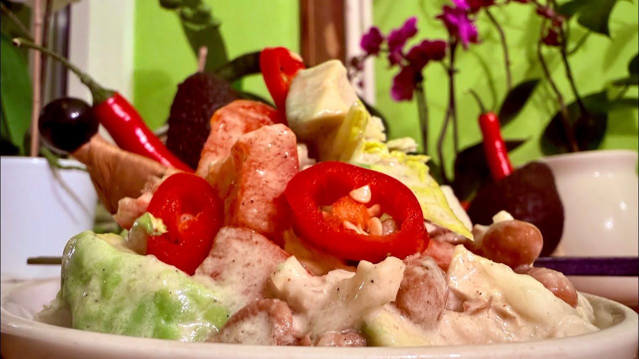 Салат из помидоров, фасоли пинто, чили, авокадо и ромэна с заправкой из чеснока, лука и кешью ～ 3...