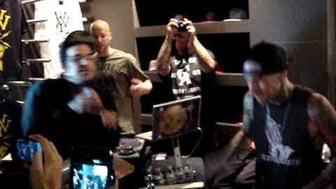 Yelawolf and Travis Barker - Push Em (live)