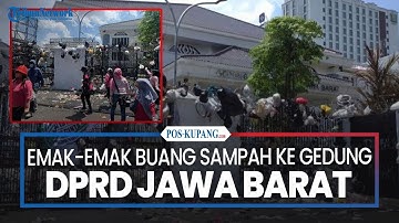 Emak-emak Membuang Sampah ke Gedung DPRD Jawa Barat