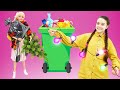Смешные видео: кукла Барби только сейчас выбрасывает Новогоднюю Ёлку! - Игры одевалки для девочек