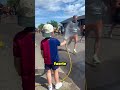 Este Niño Roció Agua Para Refrescarlos ❤️
