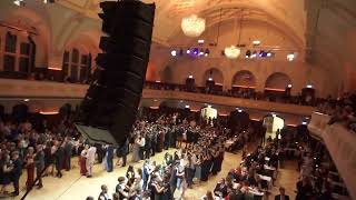 Ella Endlich Cover - Drei Haselnüsse für Aschenputtel (Live im Volkshaus Jena)
Erleben Sie die unvergessliche Atmosphäre des Ballsaals im Volkshaus Jena im November 2022, als die Tanzschüler der Tanzschule Näder zum Walzer Küss Mich Halt Mich Lieb Mich von der Band Löwenzahn tanzten. Die energiegeladene Performance des Duos hatte die Schüler und das Publikum von Anfang bis Ende in ihren Bann gezogen. Freuen Sie sich auf eine einzigartige Kombination aus Musik und Tanzeinlagen und genießen Sie einen unvergesslichen Abend.
Ich besitze keinerlei Rechte an dem Titel, aber dieser Kanal ist nicht monetarisiert.
Wenn Sie mich dabei unterstützen möchten musikalische Inhalte dieser Art in steigender Qualität zu produzieren freue ich mich über ein Like, ein Abonnement, und evtl. auch über eine Spende auf paypal.me/pianogesang oder als Patron über https://www.patreon.com/NeoMusic
Ihre Unterstützung wird von mir hoch geschätzt und jeder Spender erhält eine persönliche Nachricht von mir und wird auf Wunsch hier genannt.
Wolfgang Liebert c/o NeoMusic @www.pianogesang.de
Die Videos aus drei Winkeln wurden von der Jenaer Studentin Hakimeh Mirzaye aufegnommen. Meinen Dank dafür. Ella Endlich Cover - Drei Haselnüsse für Aschenputtel (Live im Volkshaus Jena)
