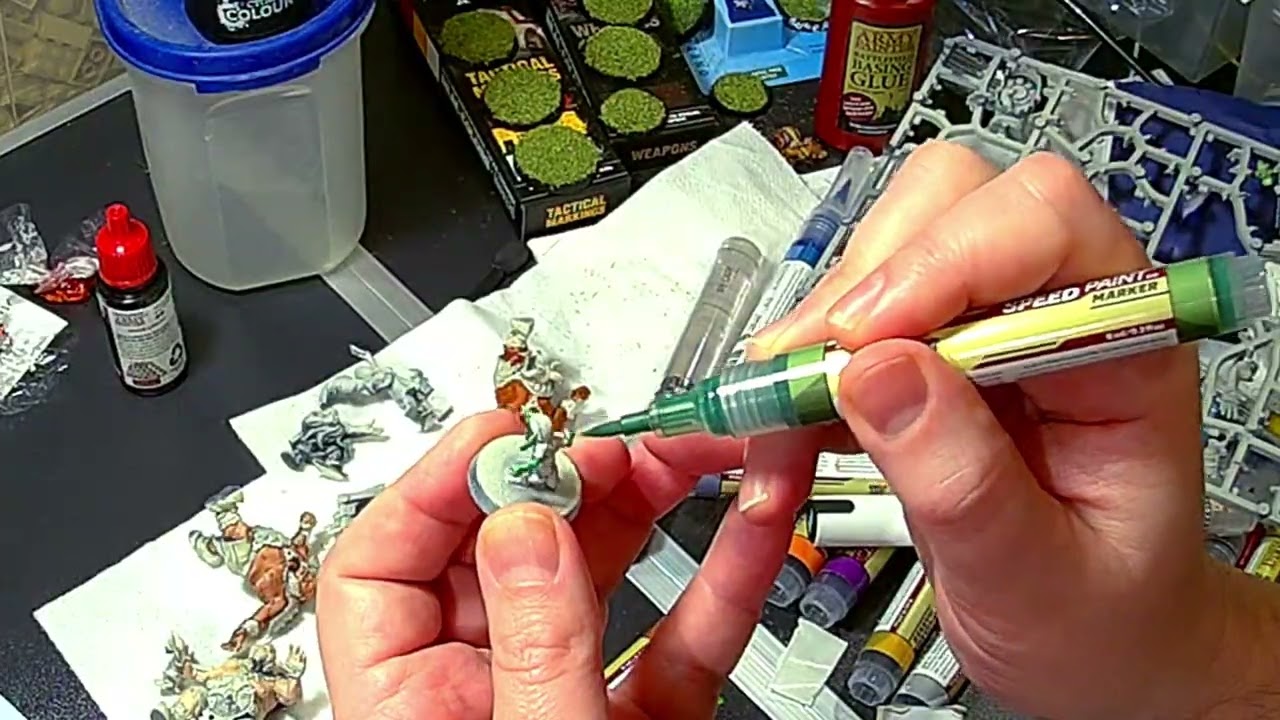 Blood Bowl minifiguurien maalailua maalitusseilla