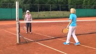 94 jarige op tennisbaan