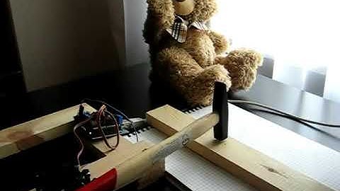 Видеоуроки по Arduino  Сервопривод с молотком и обратной связью