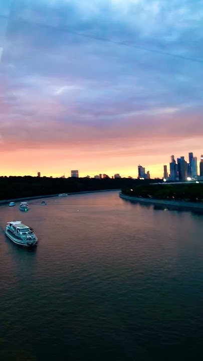 Московская Канатная дорога соединяет Воробьевы горы и Лужники ...