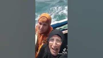 إمرأة تهاجر من المغرب الى إسبانيا هي وابنته وحفيدته 