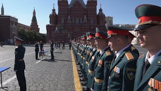 Выпуск молодых специалистов МЧС России состоялся на Красной Площади
