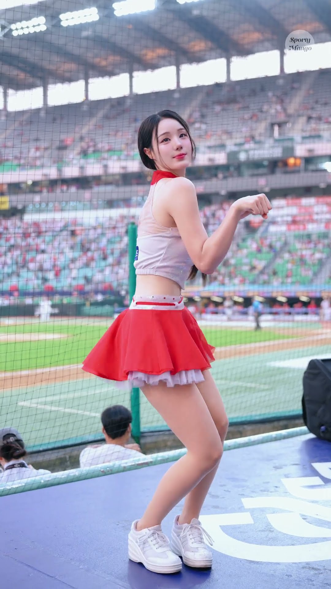 Cheerleader Go Ye-ji's Cat Cat Punch