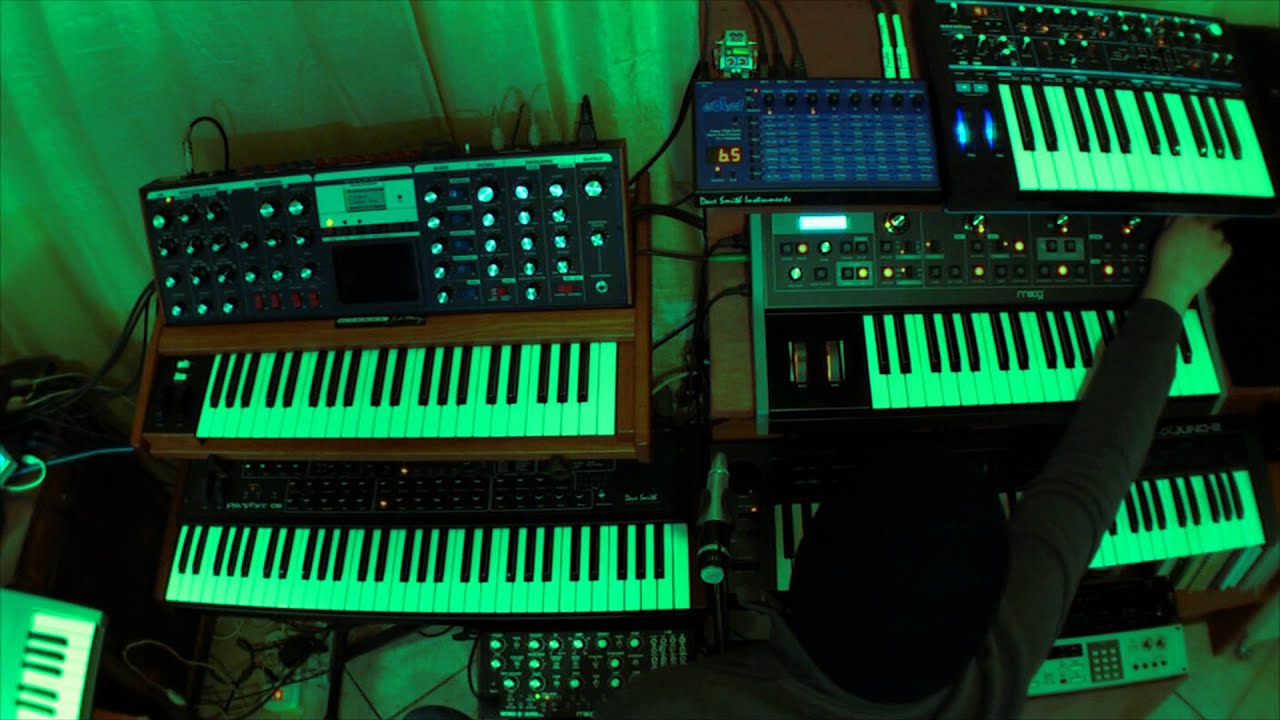 Mother 32 & DSI Evolver Bells Whistles Crackles auf YouTube ansehen Mother 32 & DSI Evolver Bells Whistles Crackles auf YouTube ansehen