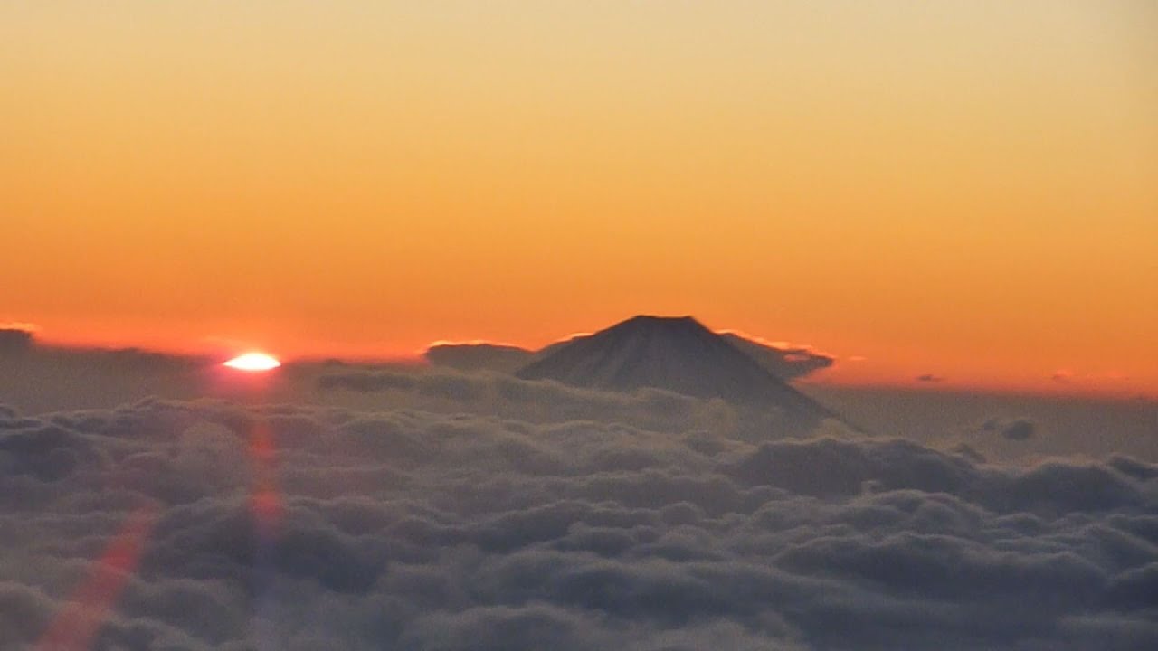 First sunrise of the year dyed by a sea of ​​clouds View of Mt