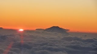 雲海染める初日の出 飛行機から富士山望む