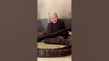 Cụ bà có mái tóc dài hơn 6 mét như con rắn khổng lồ - ĐỘC LẠ BÌNH DƯƠNG