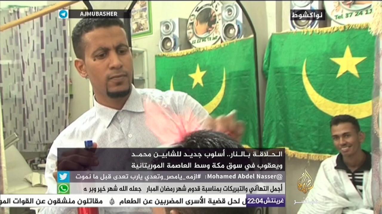 الحلاقة بالنار.. أسلوب جديد للشابين محمد ويعقوب في سوق مكة بموريتانيا