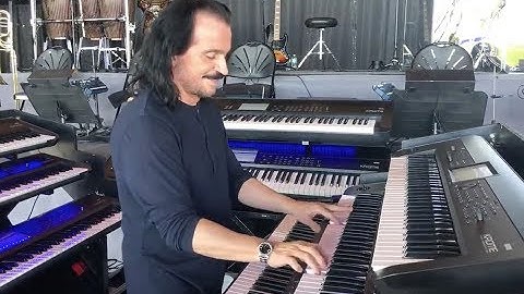Yanni shows off his keyboards at soundcheck with a surprise!