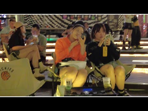 These young people in Shanghai sit in the open air every day and stay up all night 上海这里很多年轻人每天通宵不睡觉
