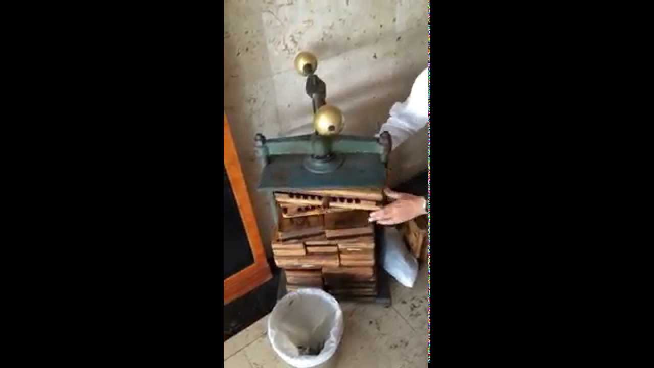 Torcedor nos hace una demostración sobre los puros habanos en La Habana (Cuba)