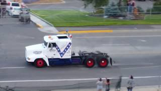 Прыжок грузовика с трамплина