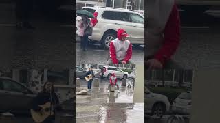 Молодёжь под дождём поёт про любовь ❤️‍🔥🌧☔️🎸#Фрунзенская #shorts