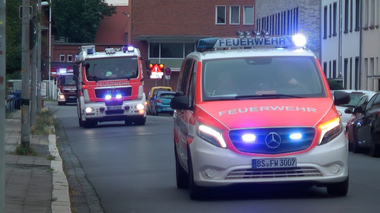 [ERSTFILM] Einsatzfahrten der Hauptfeuerwache und Rettungswache in Braunschweig!