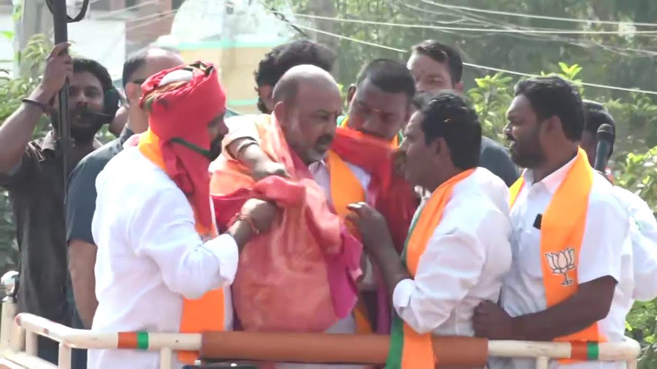 Live : Karimnagar Municipal corporation campaign in Division 16 