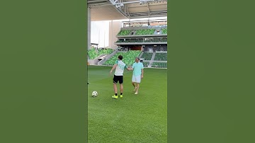 Matthew McConaughey slaat waanzinnige trickshot 🤯⚽️ met ​⁠@AustinFC 💚 #streetpanna