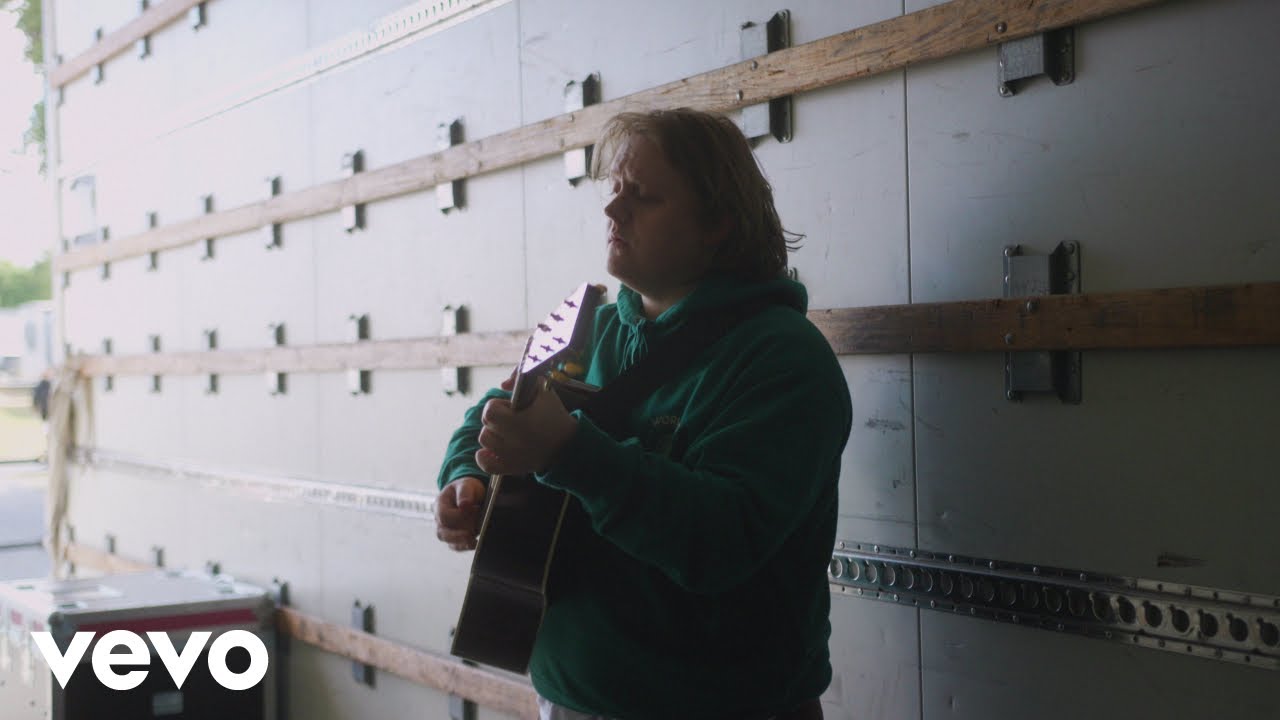 ⁣Lewis Capaldi - Forget Me (Backstage Live)