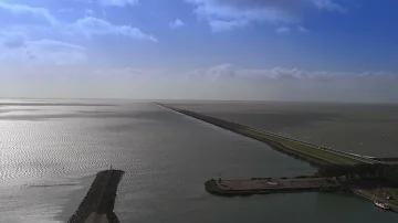 Drone Flight Over Markermeer – Checkpoint Charlie | DJI Mavic 4 Pro in Strong Winds (Windkracht 6) ??