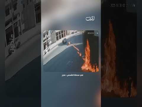 سائق يمشي بسيارته خلال التزود بالوقود