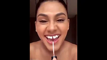 فتاه تصنع خدعه بالمكياج وتعمل فلجه بأسننها وتصبح غايه في التألق 