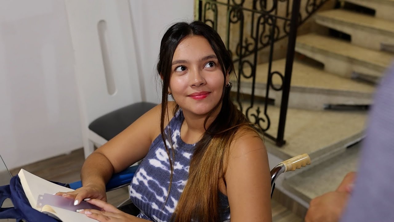 SE LEVÓ A SU HERMANA AL TRABAJO PARA PODER CUIDARLA, PERO SU JEFE REACCIONÓ ASÍ. 🌹Secretos de Vida🌹