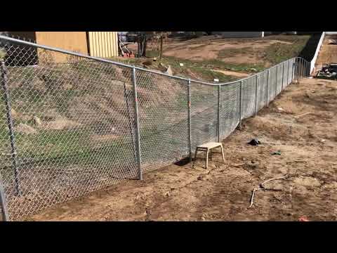 Wideo: Czy ogrodzenie z ogniwa łańcucha dotyka ziemi?