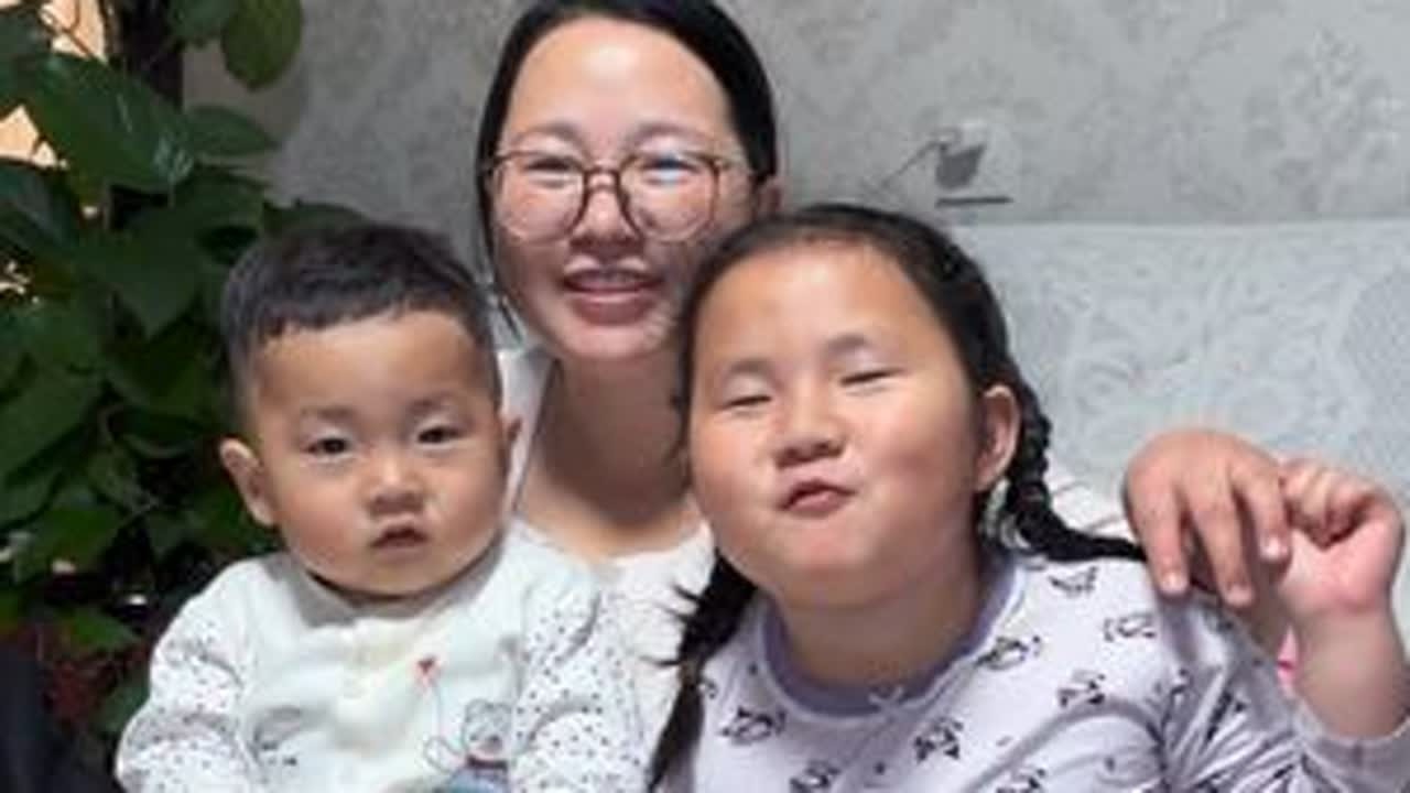 好久没有吃烤肉了，冰箱里的肉拿出一块，买点金针菇豆腐，烤起来 @苹妹 #家庭版烤肉#vlog美食记 #记录真实生活 #一家人在衡水